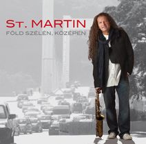 FÖLD SZÉLÉN, KÖZÉPEN (2010)